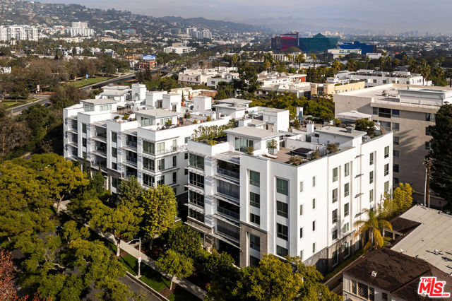 460 N Palm Drive, Beverly Hills CA: https://media.crmls.org/mediaz/6b9ac4b4-3001-4ac1-9cfa-26d14021bf33.jpg