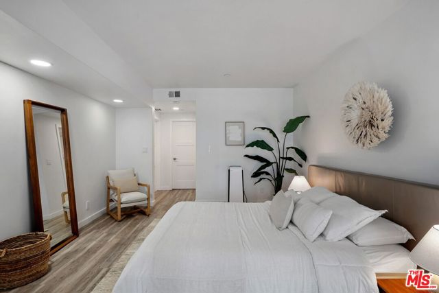 140 Ocean Park Boulevard, Santa Monica CA: https://media.crmls.org/mediaz/6b9aff37-d64c-4604-a272-4e0d0b820f87.jpg
