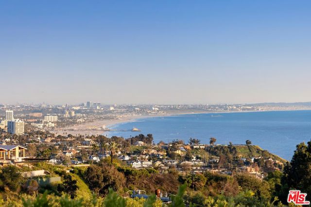 971 Enchanted Way, Pacific Palisades CA: https://media.crmls.org/mediaz/6b9c1237-edbf-4ead-bd45-26bc13bcdccb.jpg