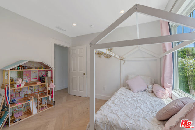 1152 S Windsor Boulevard, Los Angeles CA: https://media.crmls.org/mediaz/6b9c57aa-34c3-46d8-866d-4303a65c055a.jpg