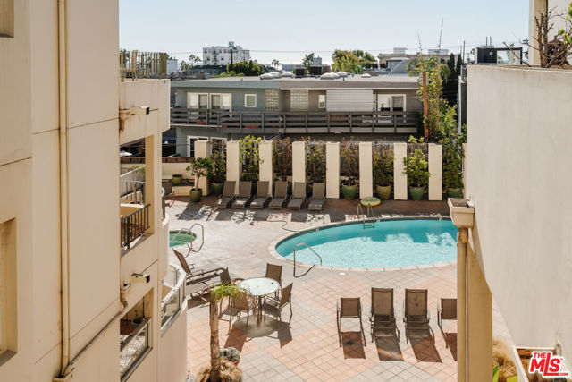 255 Main Street, Venice CA: https://media.crmls.org/mediaz/6b9c9f07-b30d-4388-a1e3-88ea558464dd.jpg