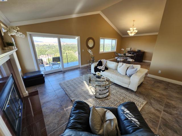 1823 Mockingbird Pl, Danville CA: https://media.crmls.org/mediaz/6b9da92c-a843-4361-a1ad-f254367ee8cf.jpg