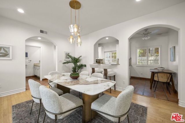 640 N Sweetzer Avenue, Los Angeles CA: https://media.crmls.org/mediaz/6b9dd79a-717f-4123-b612-ae11c13eae98.jpg