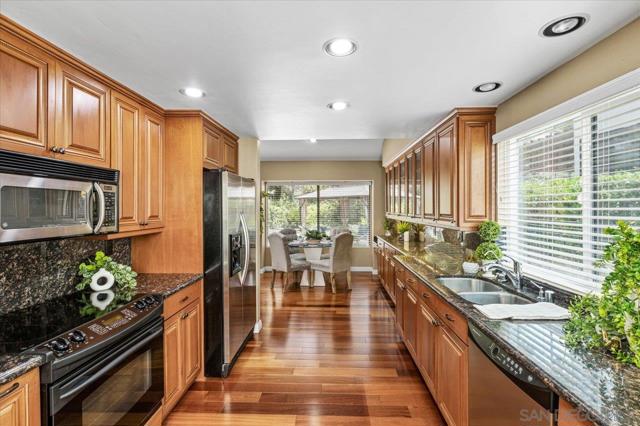 6340 Caminito Del Pastel, San Diego CA: https://media.crmls.org/mediaz/6b9ea396-9e3f-4f9f-81b9-d559d388ed18.jpg