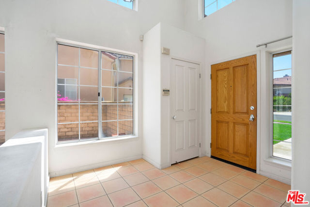 6615 Kentwood Bluffs Drive, Los Angeles CA: https://media.crmls.org/mediaz/6b9f5c27-e684-4060-8804-450684d00a06.jpg
