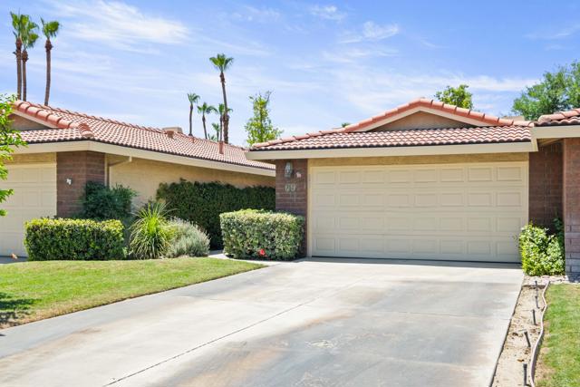 69 Camino Arroyo N, Palm Desert CA: https://media.crmls.org/mediaz/6b9fee5f-7618-4295-9681-14f4b6bb233e.jpg