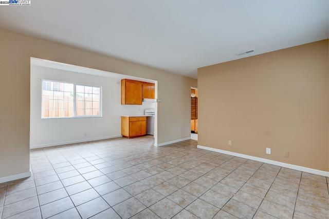 723 Apgar St, Oakland CA: https://media.crmls.org/mediaz/6b9ffd11-9fdb-4969-a685-39311631ec23.jpg