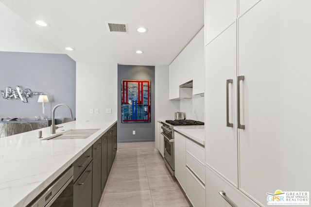 1062 Hunter Drive, Palm Springs CA: https://media.crmls.org/mediaz/6ba0b7fa-0bf0-405a-a1f1-72f9cc54946c.jpg