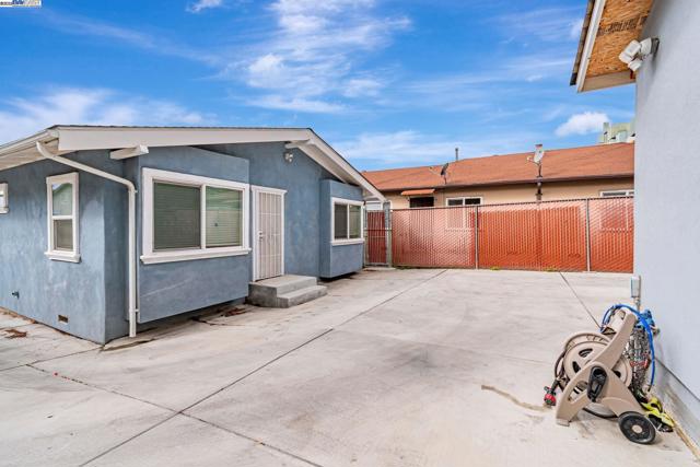 5444 Bancroft, Oakland CA: https://media.crmls.org/mediaz/6ba184cf-1eb8-4f2c-bab2-ebae36bd0c66.jpg