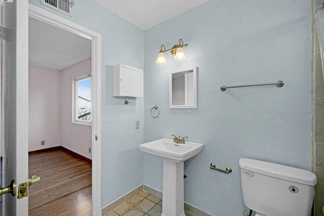 3608 Siskiyou Ct, Hayward CA: https://media.crmls.org/mediaz/6ba19f58-5ab7-434e-ad77-470a6b245d47.jpg