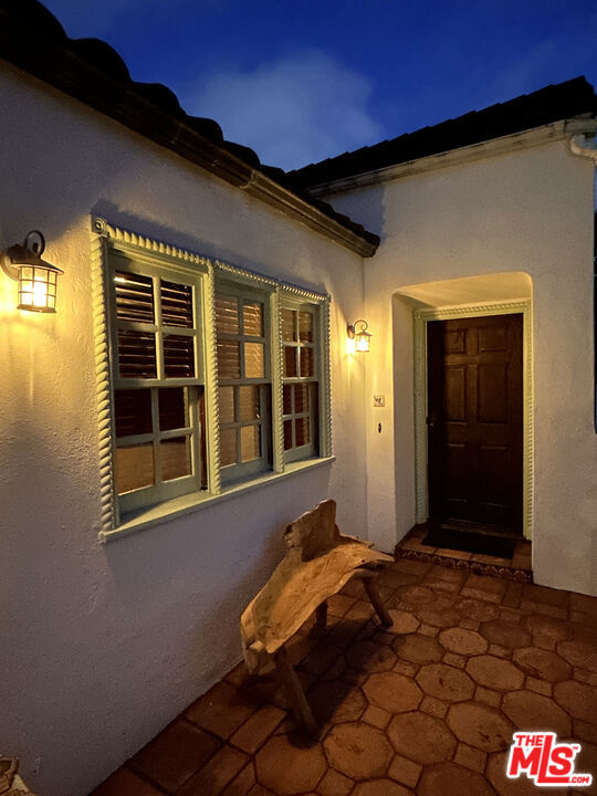 2004 Vine Street, Los Angeles CA: https://media.crmls.org/mediaz/6ba29a4b-264c-424c-80a7-21763048918c.jpg