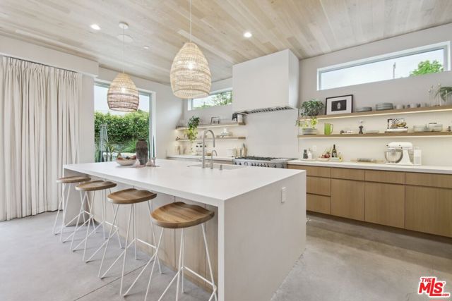 1310 Preston Way, Venice CA: https://media.crmls.org/mediaz/6ba2d15c-575b-4f07-8f5b-2840badedd80.jpg