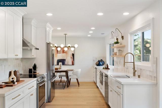 374 James Bowie Ct, Alamo CA: https://media.crmls.org/mediaz/6ba31e3d-4085-4686-b1db-f7287d5c965f.jpg