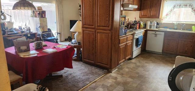 950 Peach Court, Hollister CA: https://media.crmls.org/mediaz/6ba326cb-c3f8-4ba1-b15b-dd5466a8ef3d.jpg