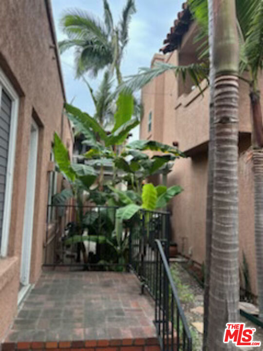 1605 E 1st Street, Long Beach CA: https://media.crmls.org/mediaz/6ba3fbc9-1b81-488e-b61b-351dab503e86.jpg