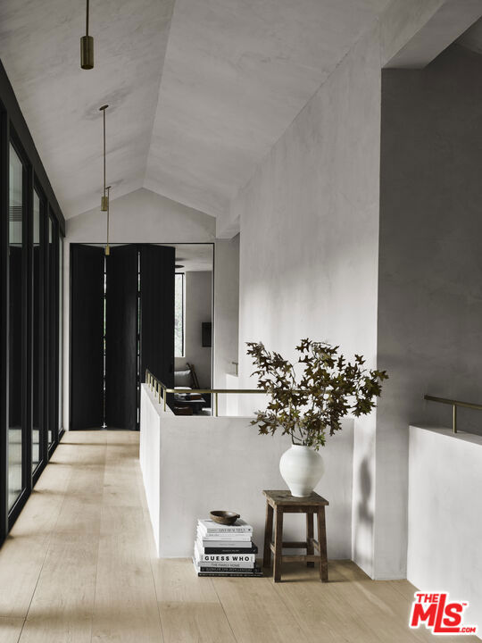 6153 Bonsall Drive, Malibu CA: https://media.crmls.org/mediaz/6ba421c2-896d-43fe-b483-6b91b5a1ad80.jpg