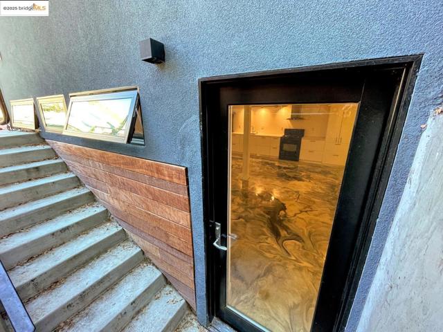 206 Donohoe ST, East Palo Alto CA: https://media.crmls.org/mediaz/6ba4462d-d11c-4055-ab9b-9ed1e3d1a092.jpg