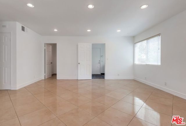 687 Mount Carmel Drive, Claremont CA: https://media.crmls.org/mediaz/6ba5f005-15cd-46de-95f8-1efe1ce66a83.jpg