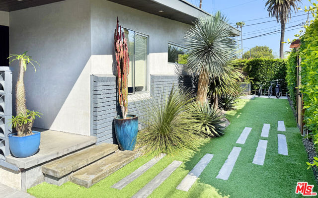 2501 Walnut Avenue, Venice CA: https://media.crmls.org/mediaz/6ba7eb2b-3283-45bb-8981-8eb1a0d58137.jpg