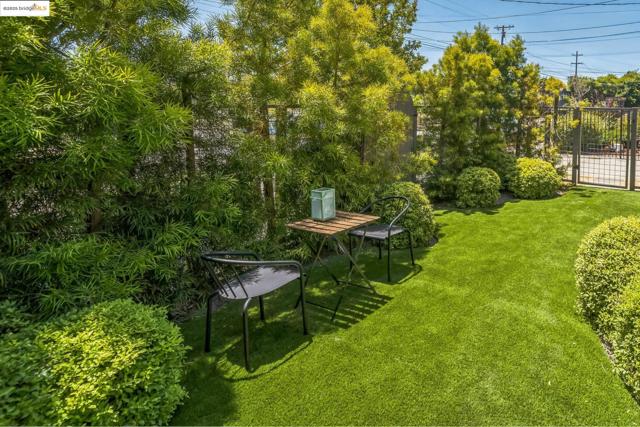 1515 Derby St, Berkeley CA: https://media.crmls.org/mediaz/6ba8ac29-081a-4036-9805-735ef905180b.jpg