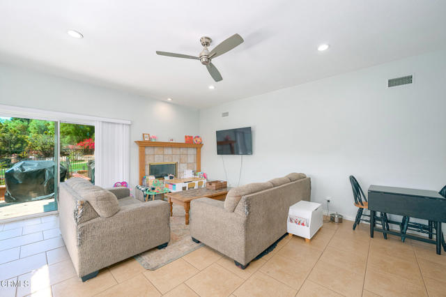 2207 Terra Bella Lane, Camarillo CA: https://media.crmls.org/mediaz/6ba9135e-08a3-45b6-8759-04e7fbad22ca.jpg