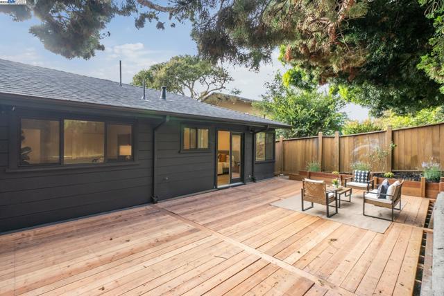 201 Amherst Ave, Kensington CA: https://media.crmls.org/mediaz/6ba94c00-6a28-4afd-a909-02810d658e40.jpg