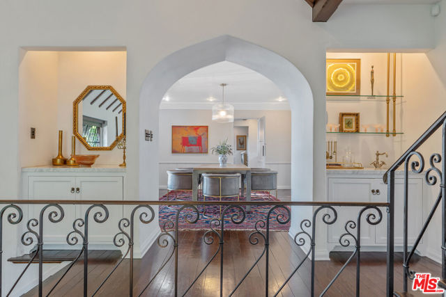 3827 Carnavon Way, Los Angeles CA: https://media.crmls.org/mediaz/6ba9c0f2-5def-48f7-be5e-4c2ace14acc9.jpg