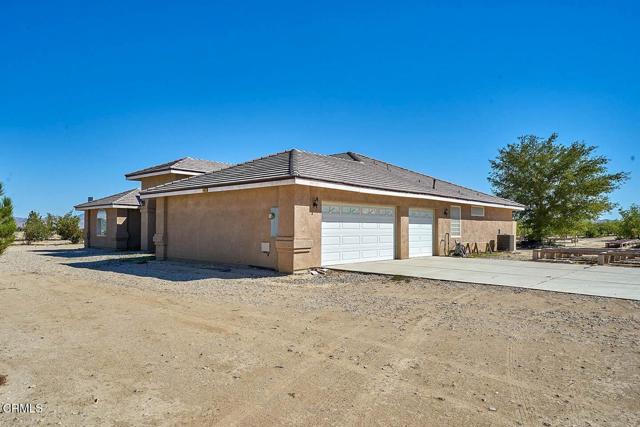 11427 Meridian Road, Lucerne Valley CA: https://media.crmls.org/mediaz/6ba9fb2e-2662-4268-819b-42c0dc138a4e.jpg