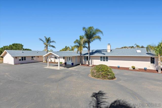 20403 Rancho Villa Rd, Ramona CA: https://media.crmls.org/mediaz/6baa5a56-c348-4b5a-8716-9ac295c1eb56.jpg