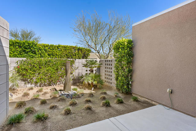 1069 Azure Court, Palm Springs CA: https://media.crmls.org/mediaz/6bac825b-1444-405e-9663-e9eee0b50f01.jpg