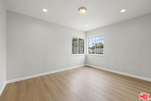 10914 Mcvine Avenue, Sunland CA: https://media.crmls.org/mediaz/6bacfd17-9356-4d90-9f94-75469dee7bbd.jpg