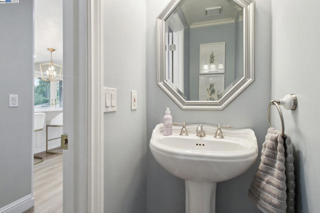 484 El Pintado Rd, Danville CA: https://media.crmls.org/mediaz/6bad1729-581f-4782-8073-5cef94b5a23d.jpg