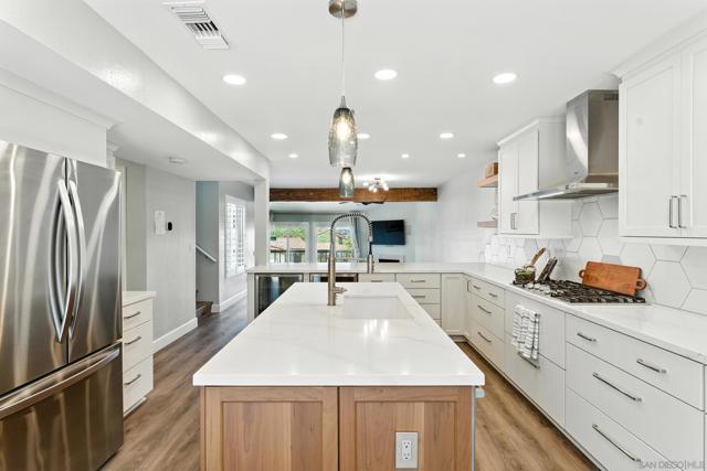 6974 Camino Pacheco, San Diego CA: https://media.crmls.org/mediaz/6bad2a99-3e7e-4056-b599-9b97e4715842.jpg