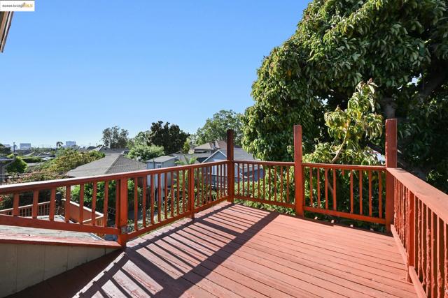 806 54Th St, Oakland CA: https://media.crmls.org/mediaz/6bad8492-1ce0-4915-8f9d-e91c109e3630.jpg