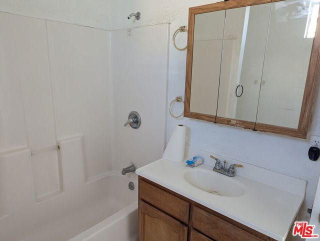 2134 8th Avenue, Los Angeles CA: https://media.crmls.org/mediaz/6badff43-86df-44f8-9815-fe096ebeffe2.jpg