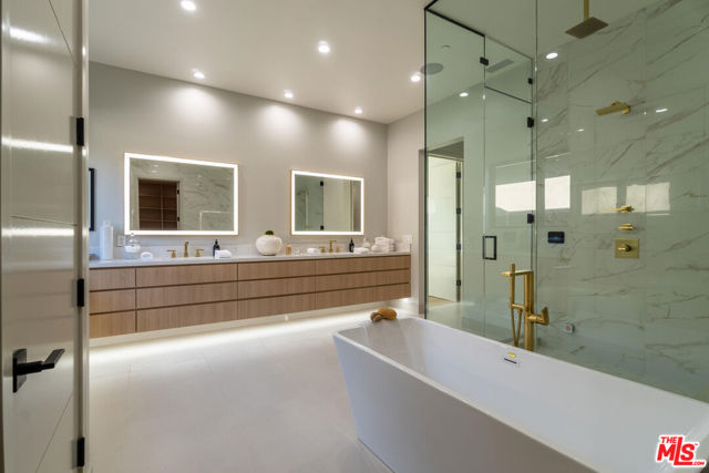 286 Quadro Vecchio Drive, Pacific Palisades CA: https://media.crmls.org/mediaz/6bafe272-76f5-484e-8cb9-c1980400b5ae.jpg