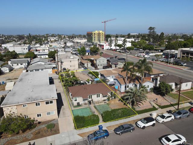 210 212 Del Mar Ave, Chula Vista CA: https://media.crmls.org/mediaz/6bb0b207-d9fe-4d46-800d-a47ec2f7ad0d.jpg