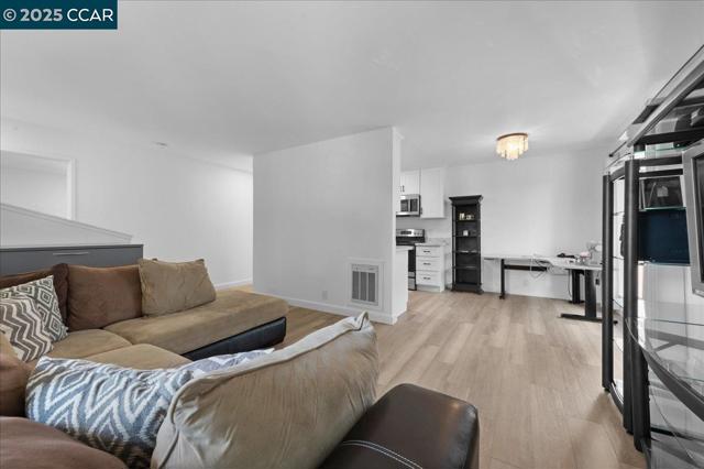 8975 Alcosta Blvd, San Ramon CA: https://media.crmls.org/mediaz/6bb0fa17-1860-42e4-b8ba-1329f50cb9ba.jpg