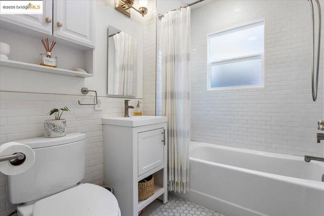 3148 Sylvan Ave, Oakland CA: https://media.crmls.org/mediaz/6bb29393-5057-41a6-9bbc-12f8e8d9773f.jpg