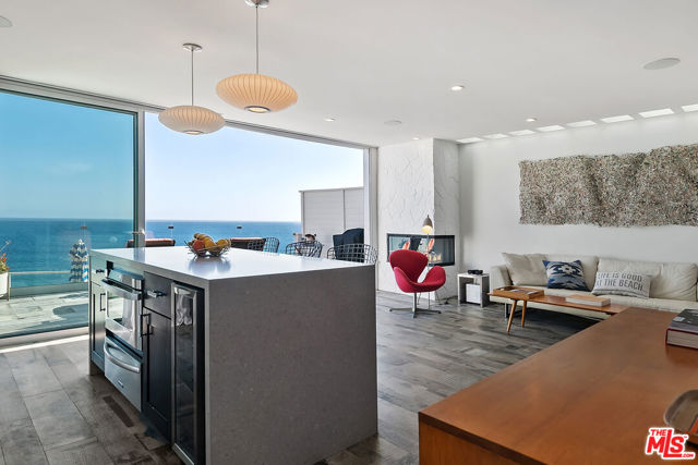 27400 Pacific Coast Highway, Malibu CA: https://media.crmls.org/mediaz/6bb2fe0d-8ca3-4788-8fb4-29e810f694eb.jpg