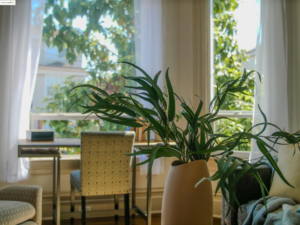 https://media.crmls.org/mediaz/6bb3086d-f152-4472-97f3-82d8f35a5c94.jpg?preset=X-Large