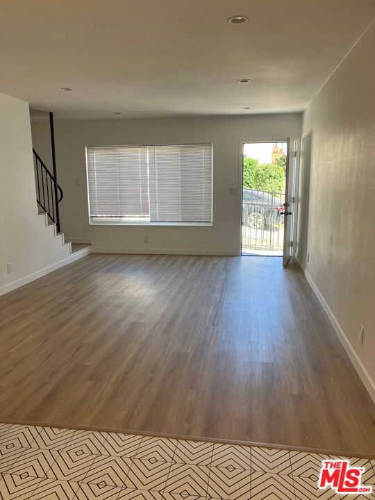 5115 Clinton Street, Los Angeles CA: https://media.crmls.org/mediaz/6bb30e33-707b-4cb2-a782-010a103c1299.jpg