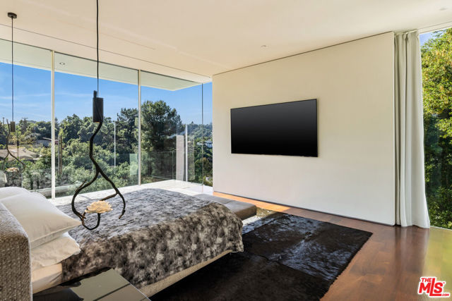 9727 Oak Pass Road, Beverly Hills CA: https://media.crmls.org/mediaz/6bb34912-c708-4e59-b636-04e078236ca6.jpg