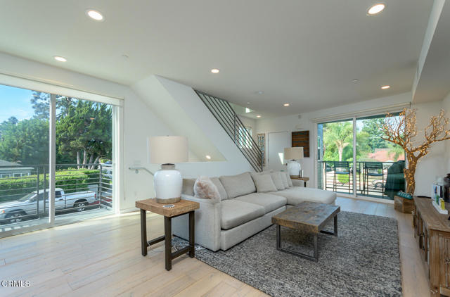 11594 Riverside Drive, North Hollywood CA: https://media.crmls.org/mediaz/6bb35760-cf04-430a-a0b9-3d74ed5fe8ac.jpg