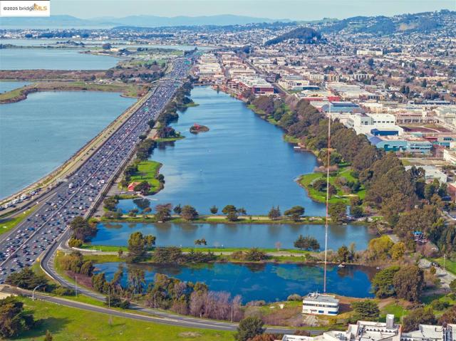 121 City Limits Cir, Emeryville CA: https://media.crmls.org/mediaz/6bb3d2f9-6efd-42ef-98bd-2717c2009d19.jpg