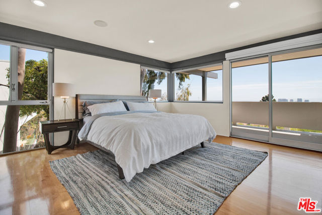 9892 BEVERLY GROVE Drive, Beverly Hills CA: https://media.crmls.org/mediaz/6bb4b902-4606-4174-9879-30772db2dee9.jpg