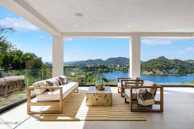 118 Giles Road, Lake Sherwood CA: https://media.crmls.org/mediaz/6bb53dfe-5946-470b-b428-bb07bb920987.jpg