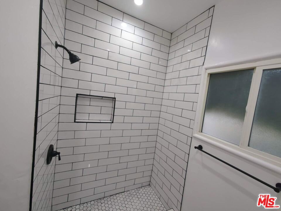 https://media.crmls.org/mediaz/6bb57016-a6b7-4184-ba1d-3c336a03c1fb.jpg?preset=X-Large