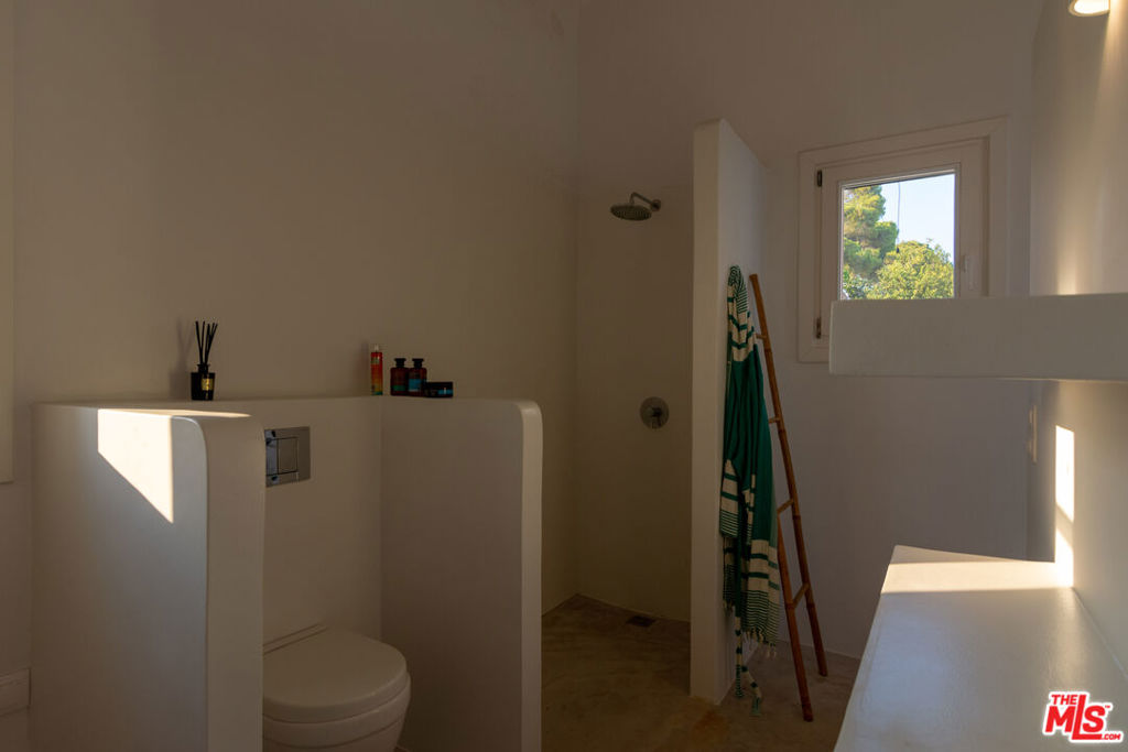 https://media.crmls.org/mediaz/6bb60441-8865-4cfe-850e-c5bd63f85303.jpg?preset=X-Large