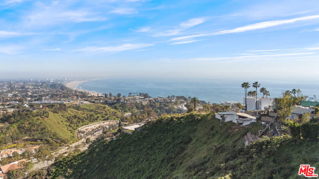 770 Paseo Miramar, Pacific Palisades CA: https://media.crmls.org/mediaz/6bb6d1bf-96ba-4f5c-9fa7-889e251e1fc6.jpg